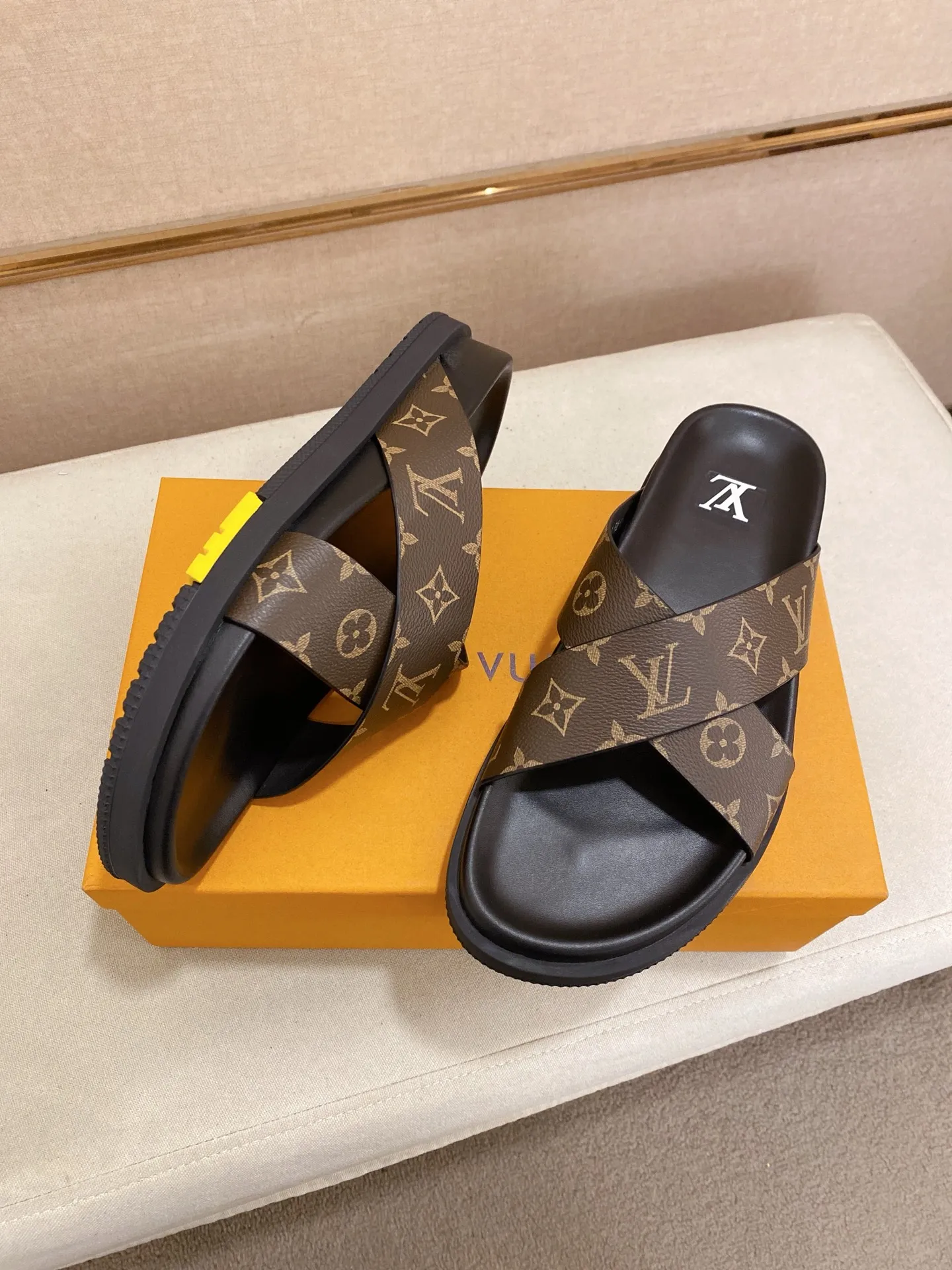 Factory price: 420💰Made by LV🔍Top purchasing agent. Men's spring and summer slippers are available at the same counter. The uppers are made of cowhide imported from Italy. High-quality craftsmanship, soles: original soles specially provided by the original factory, exclusive movable molded soles are super comfortable, original factory follow-up goods, 🔍🔍high quality, can be entered and exited the counter at will, welcome to compare, code number 38-44. Can be customized45